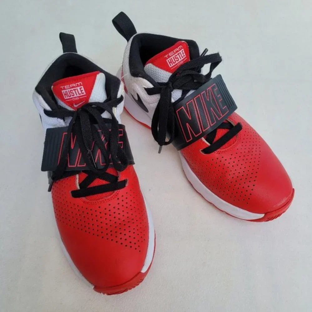 Nike Unisex-Child Team Hustle Basketball Sneakers Size 7Y